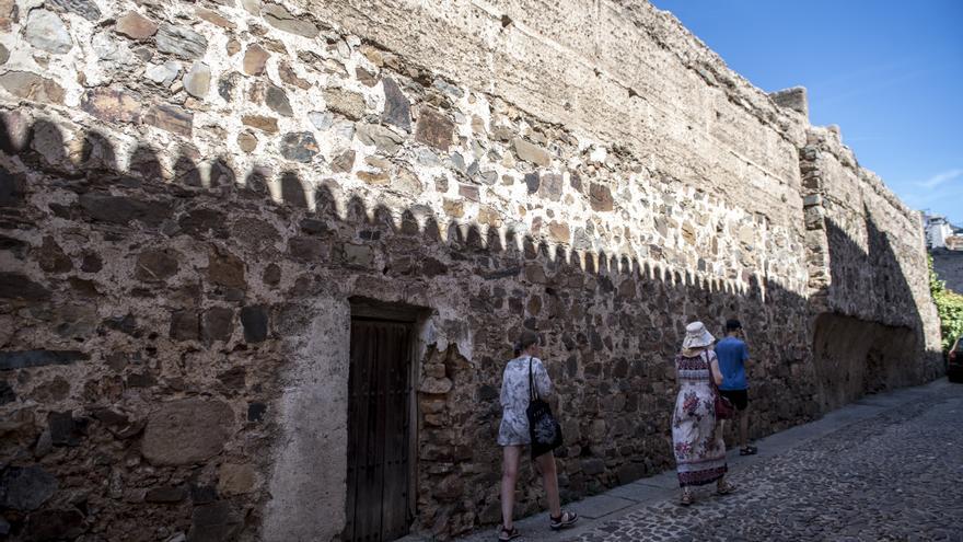 La empresa adjudicataria de las obras en la muralla de Cáceres renuncia al contrato