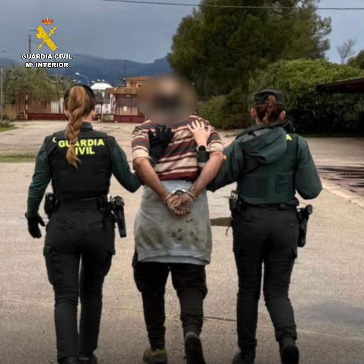Agentes de la Guardia Civil trasladan al detenido.