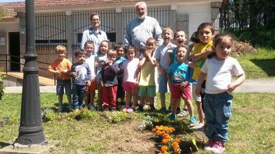 Vázquez, con alumnos participantes. // FdV