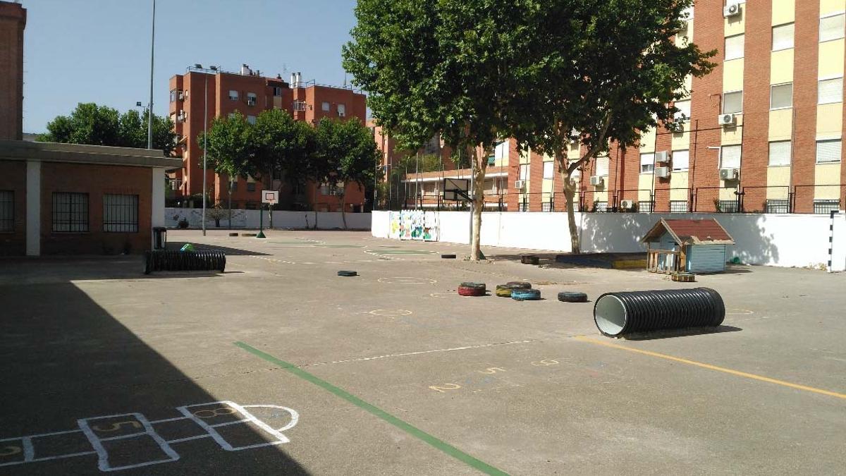 Espacio, donde se construirá el gimnasio en el CEIP Alcalde Jiménez Ruiz.