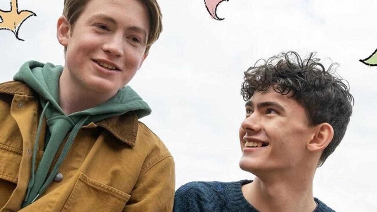 Nick y Charlie, protagonistas de la serie 'Heartstopper', la serie romántica que arrasa en Netflix