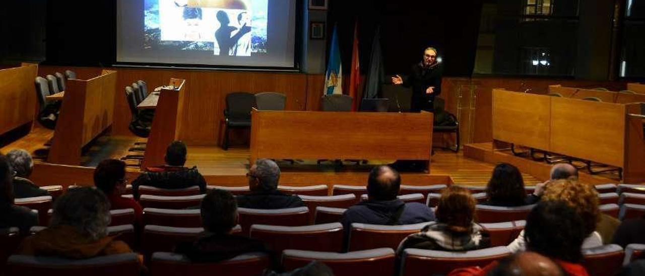 El director del colegio de O Hío, Claudio Lamosa, explica el estudio en el salón de plenos. // Gonzalo Núñez