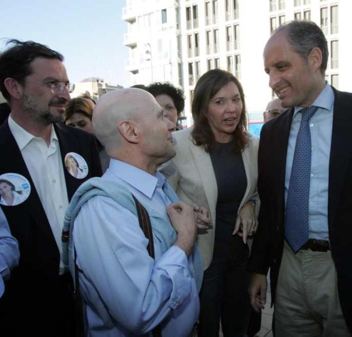 Navarro Mallebrera dialoga con Camps y Alonso.