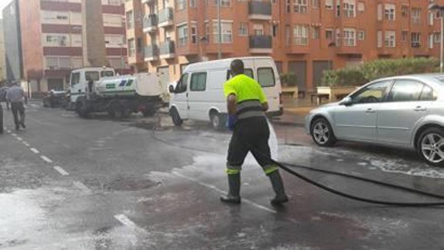 Un operario realiza la limpieza de las calles del municipio.