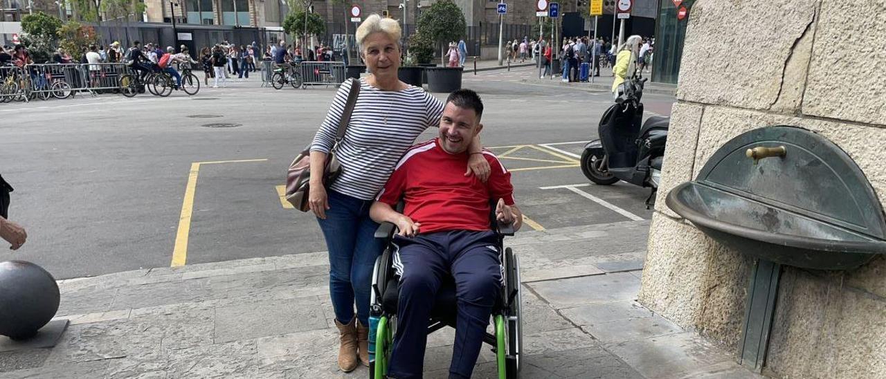 Luis con su madre cerca de la Sagrada Familia en Barcelona.