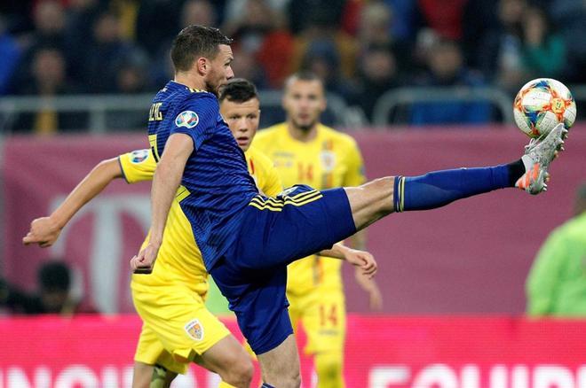 Marcus Berg de Suecia en acción contra Adrian Rus de Rumanía durante el partido de clasificación para la Eurocopa UEFA 2020 entre Rumanía y Suecia en el  National Arena en Bucarest, Rumanía.