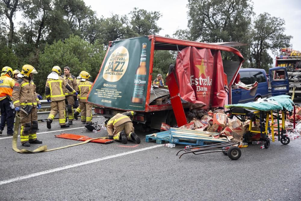 Xoc frontal entre un camió i una furgoneta a Maçanet de la Selva