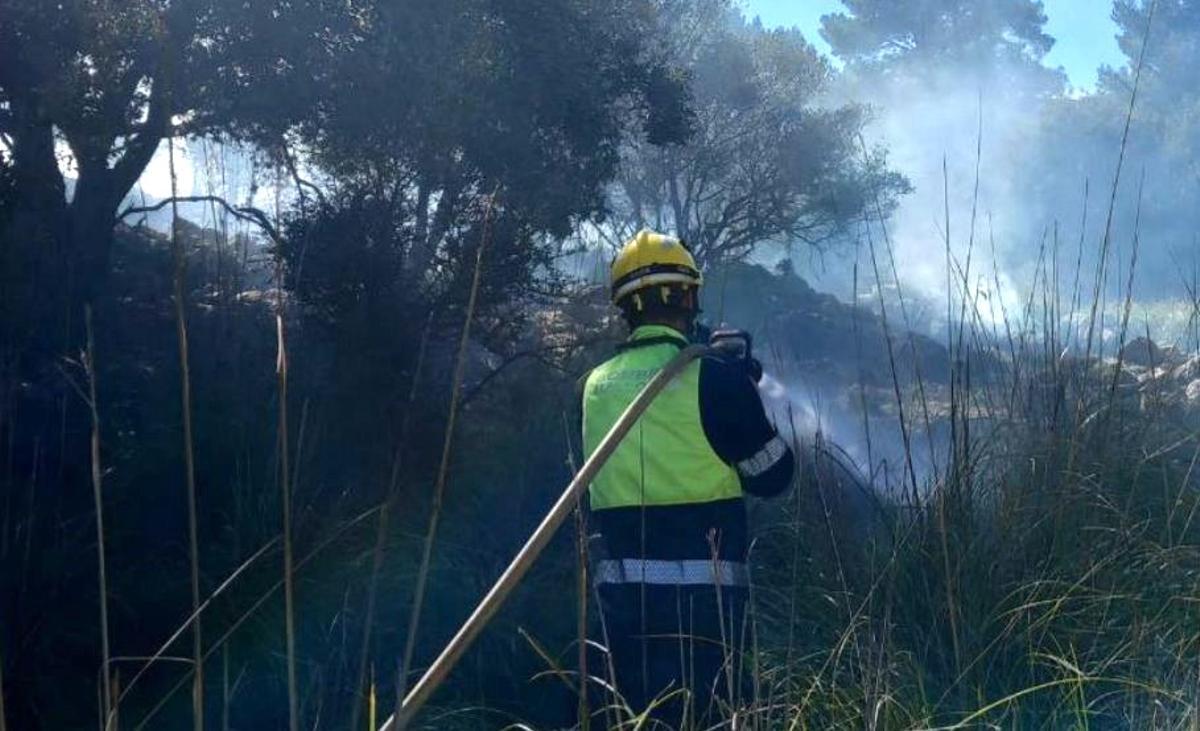 Bei den Löscharbeiten des Waldbrandes auf dem Landgut Almallutx.