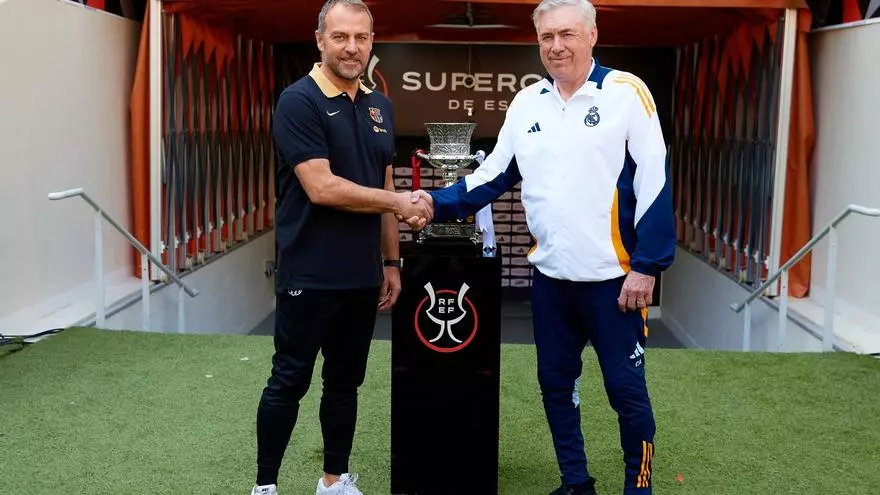 Así ha sido el posado de Ancelotti y Flick junto al trofeo de la Supercopa en el escenario de la final