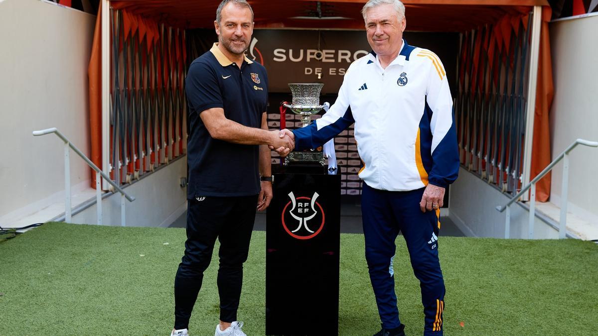 Así ha sido el posado de Ancelotti y Flick junto al trofeo de la Supercopa en el escenario de la final