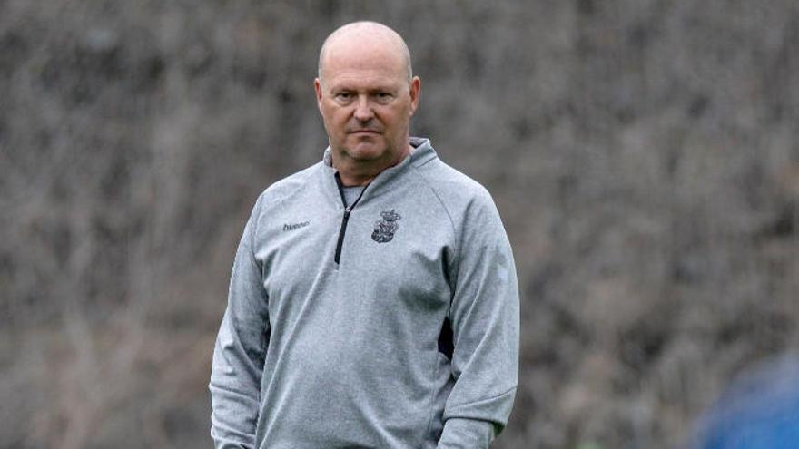 Pepe Mel, en imagen reflexiva, durante un entrenamiento de la UD en Barranco Seco.