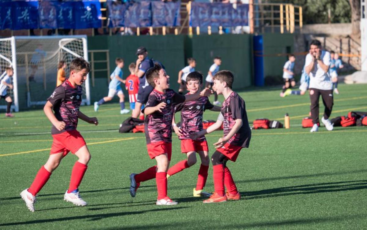 Cuatro niños celebran uno de los goles, ayer.