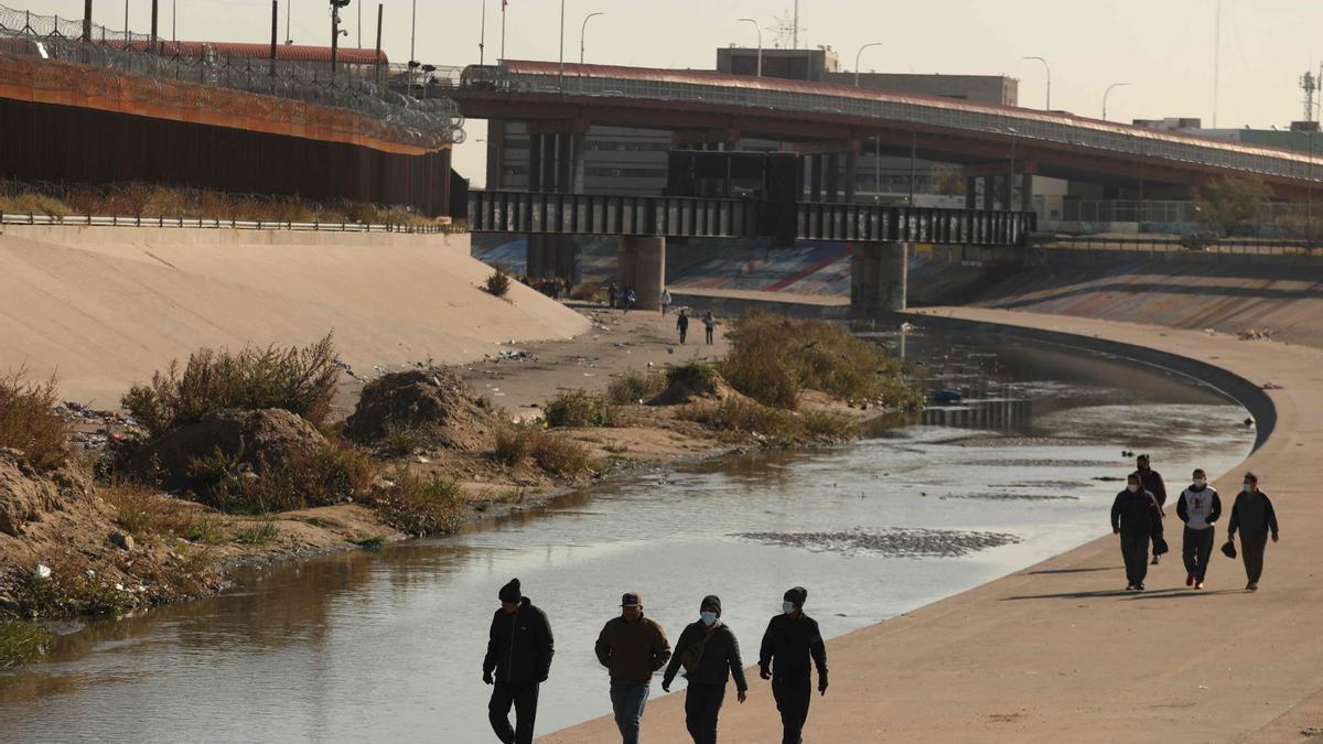 Un aluvión de inmigrantes cruzan Río Grande de Ciudad Juárez (México) a El Paso (Texas) ante un posible cambio en la política migratoria