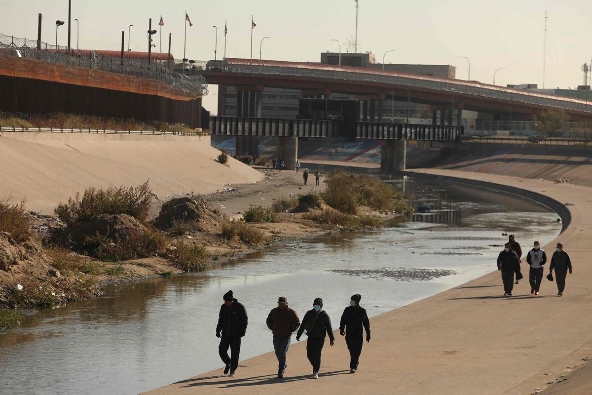 Un aluvión de inmigrantes cruzan Río Grande de Ciudad Juárez (México) a El Paso (Texas) ante un posible cambio en la política migratoria