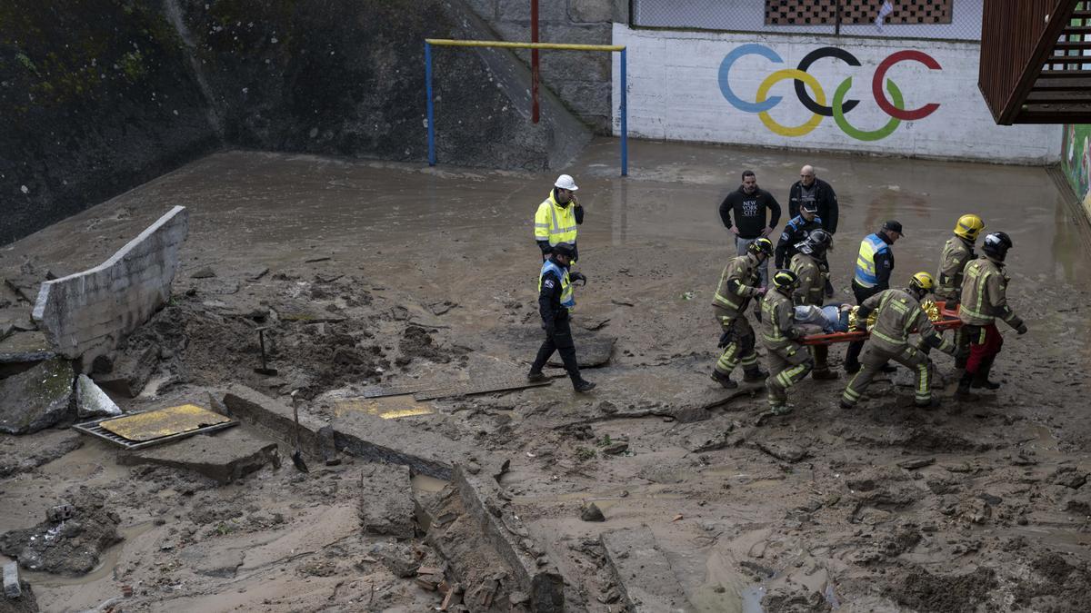 Efectivos de Bomberos, Policía Local y Protección Civil participaron en las labores de rescate de una mujer atrapad. // BRAIS LORENZO