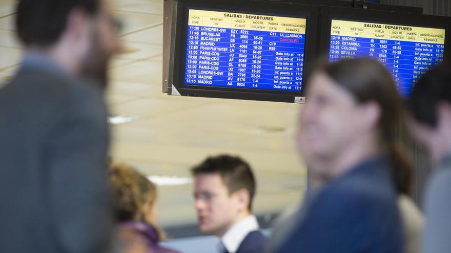 La cancelación de los vuelos desde Bruselas ha originado un caos para los pasajeros.