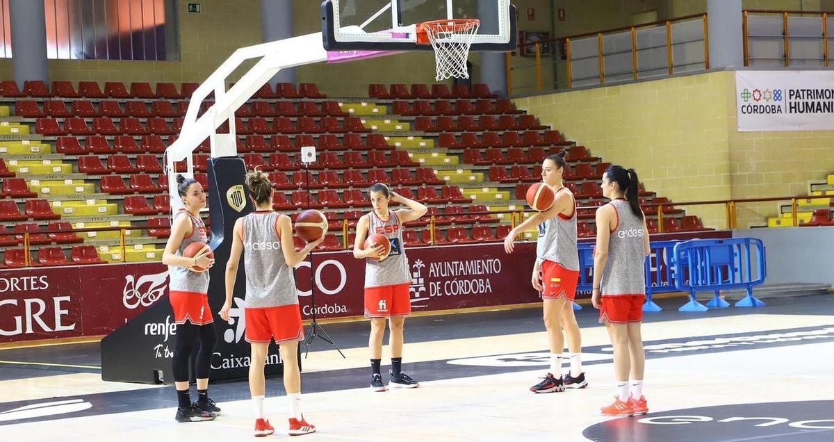 Varias jugadoras de la selección dialogan antes del inicio del entrenamiento del lunes.