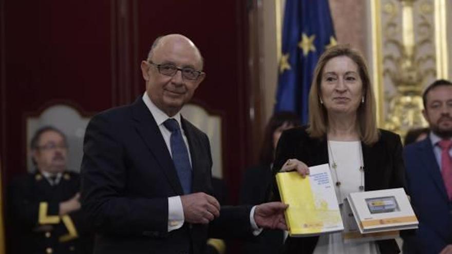 Cristóbal Montoro, entregant els Pressupostos a la presidenta del Congrés.