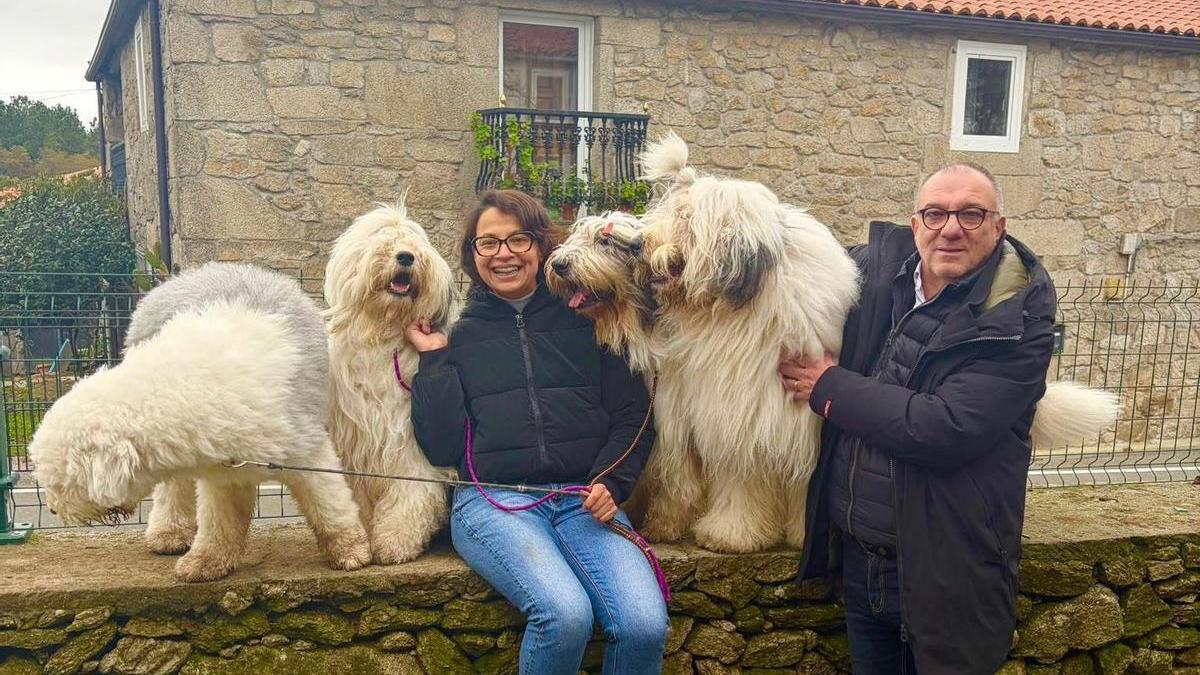 El canario Agustín Pacheco, junto a la guatemalteca Angélica Córdova, en la casa que le vendió en Rodeiro.