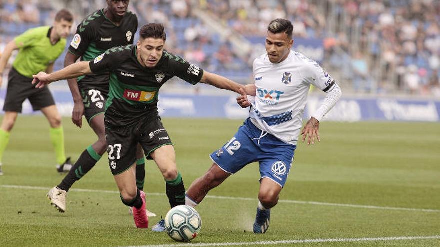 Nahuel, en una acción del Tenerife-Elche.