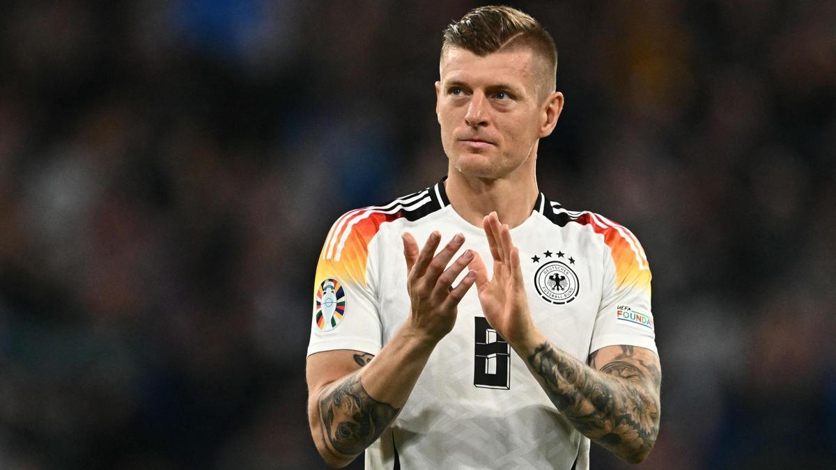 Toni Kroos devuelve los aplausos a los aficionados tras el Alemania-Escocia,