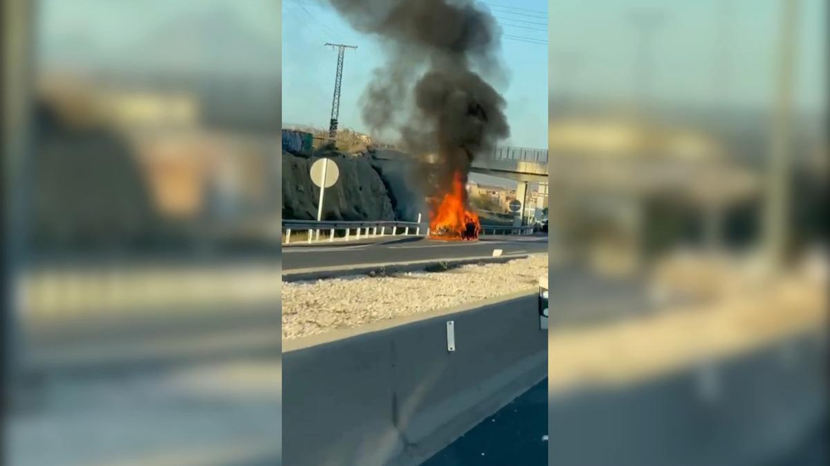 Arde un coche en la A-70 en Alicante