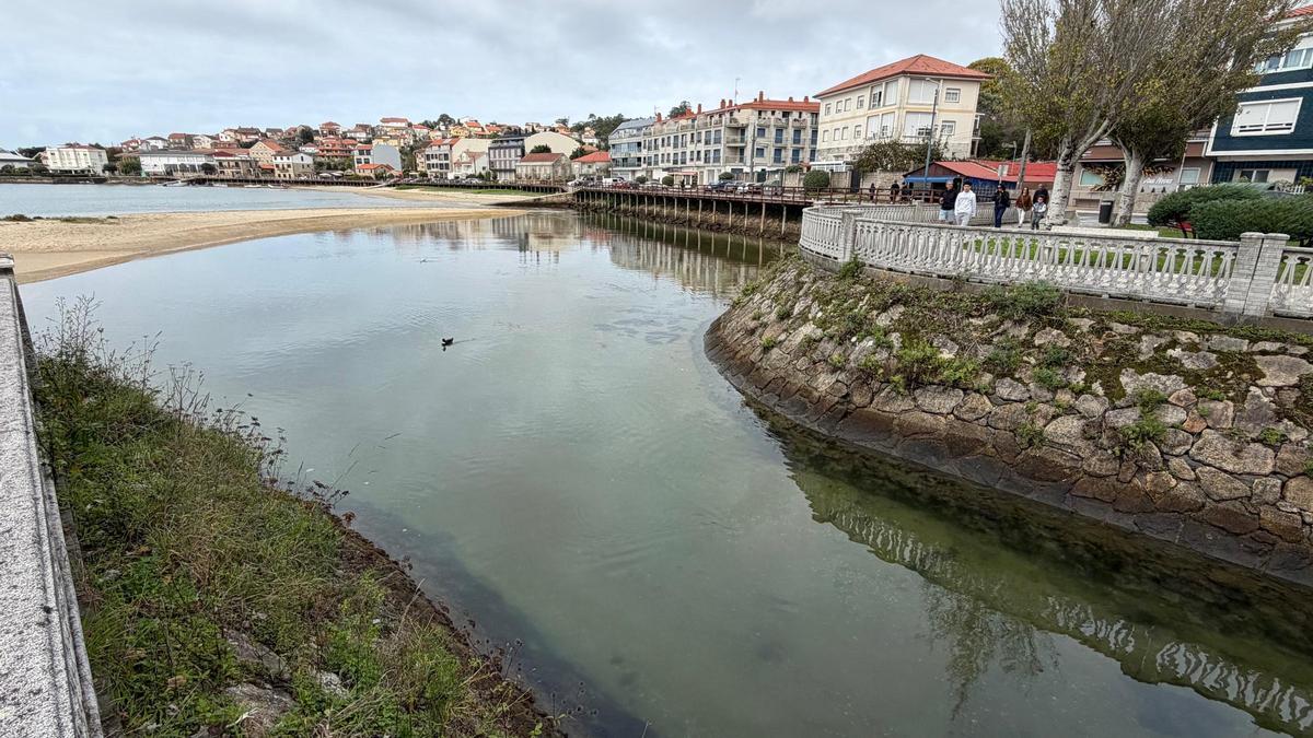 Desembocadura del río Orxas en la playa de San Cibrán, ayer por la tarde.