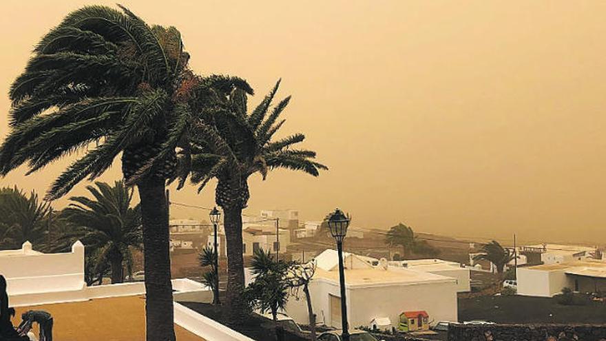 Viento y calima se mezclaron ayer en Lanzarote.