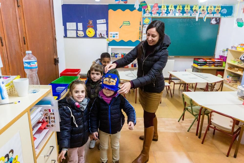 Niños en el patio de la escuela Orxeta, que forma parte de un centro rural agrupado con Sella y Relleu