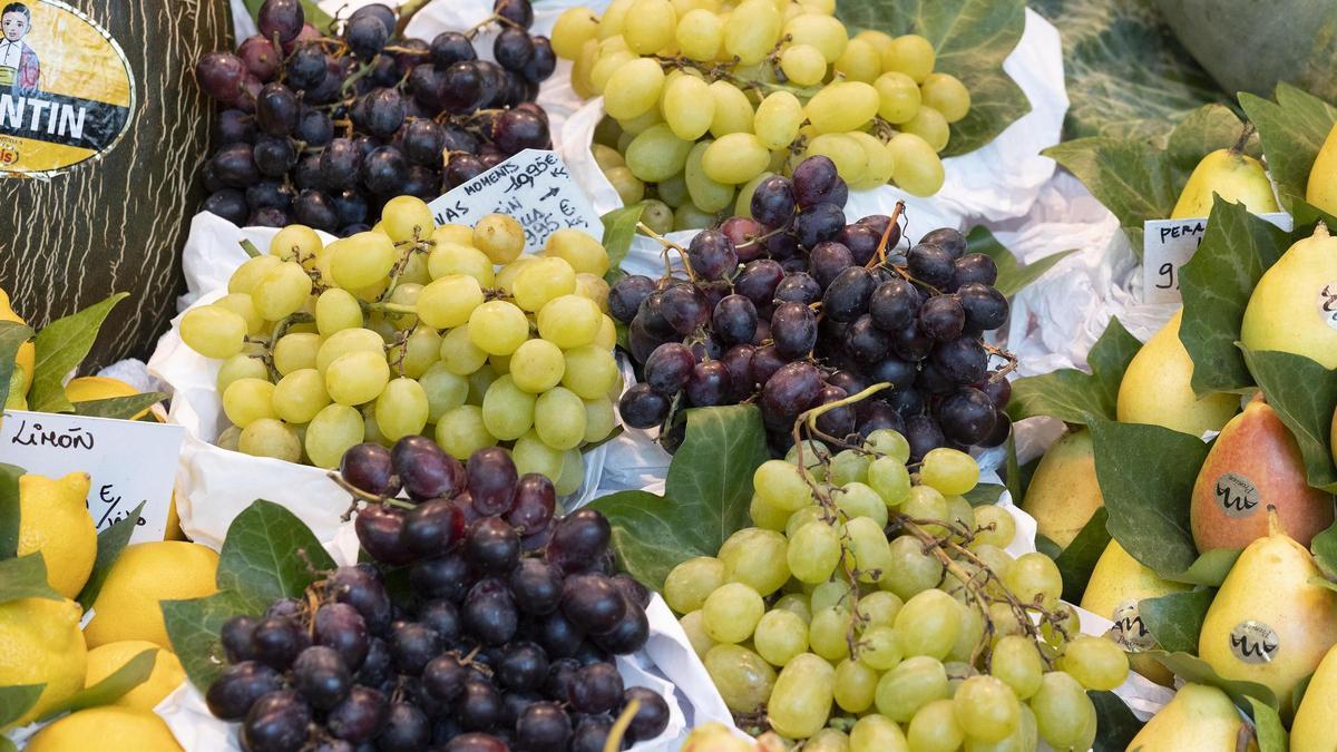 Barcelona 04/09/2023 Para la guía alimentaria de septiembre, se necesitan fotos De higos y uvas, para las frutas, De calabazas y calabacines, para las verduras De pulpo, para los pescados En la foto uva en una parada del Mercat de la Boqueria FOTO de FERRAN NADEU