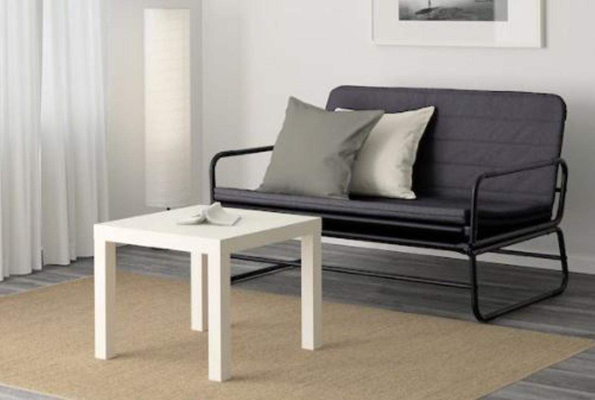 El sofá-cama más barato que puedes encontrar en Ikea pesa muy poco y es fácilmente transportable.