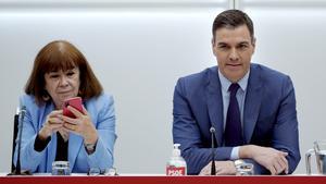 El secretario general del PSOE y presidente del Gobierno, Pedro Sánchez, junto a la presidenta del partido, Cristina Narbona, durante la reunión de la ejecutiva federal del PSOE de este 9 de mayo de 2022, en la sede de Ferraz. 