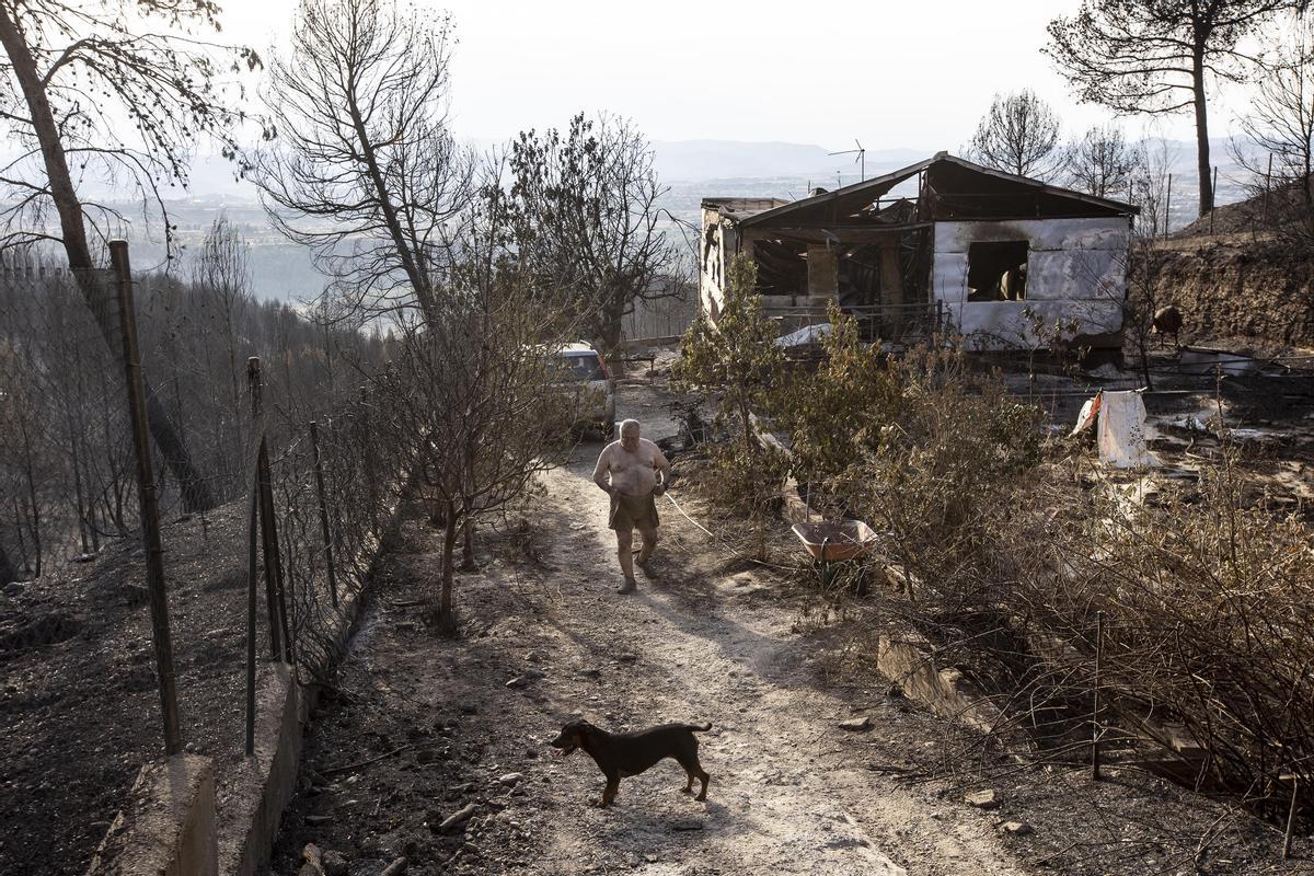 Vecinos del Bages en sus casas quemadas tras el incendio