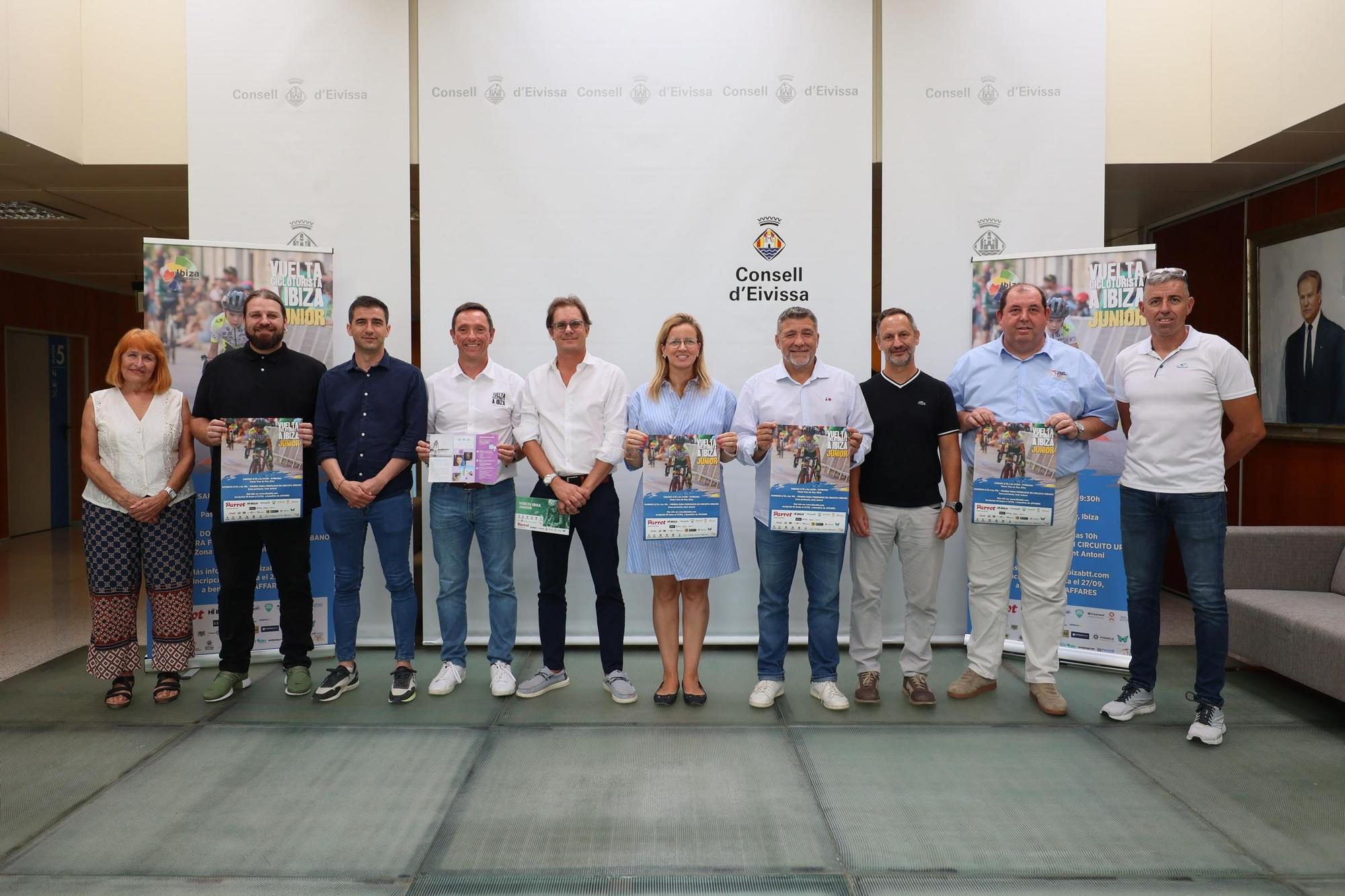 Imagen de la presentación de la Vuelta Cicloturista a Ibiza Junior Hermanos Parrot, en el Consell Insular de Ibiza