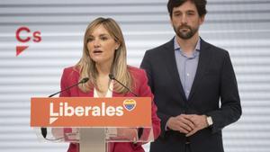 Patricia Guasp y Adrián Vázquez, líderes de ’Renace tu Partido’, la candidatura ganadora de las primarias para liderar Ciudadanos, ofrecen una rueda de prensa este viernes en la sede de la formación. EFE/ J.P.Gandul