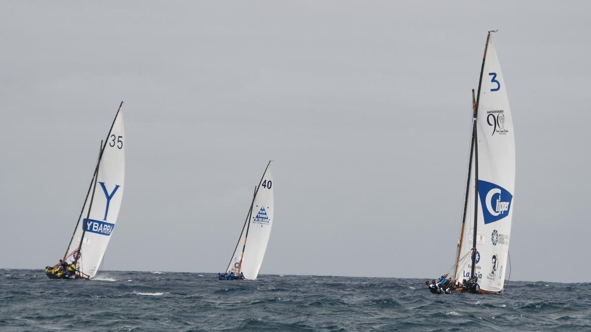 Un momento de la pega entre tres de los botes participantes