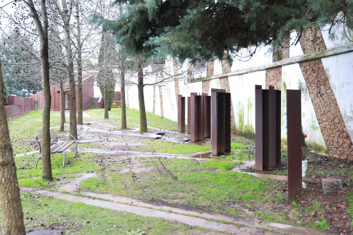 Galería | Zona en la que está el memorial a las víctimas en el cementerio de Cáceres