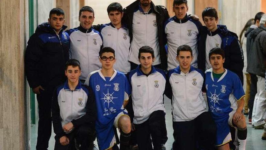 El equipo juvenil del Óptica Bueu, que ganó la liga autonómica. // G.N.