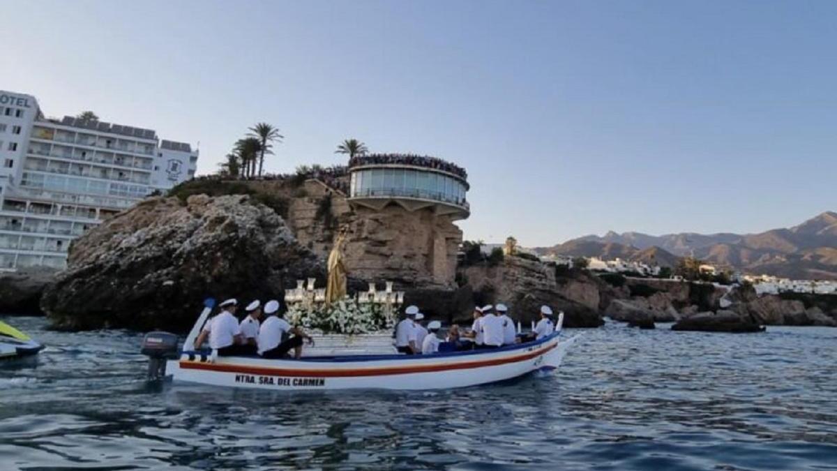 Procesion marinera de la Virgen el Carmen por el Balcón de Europa en Nerja.