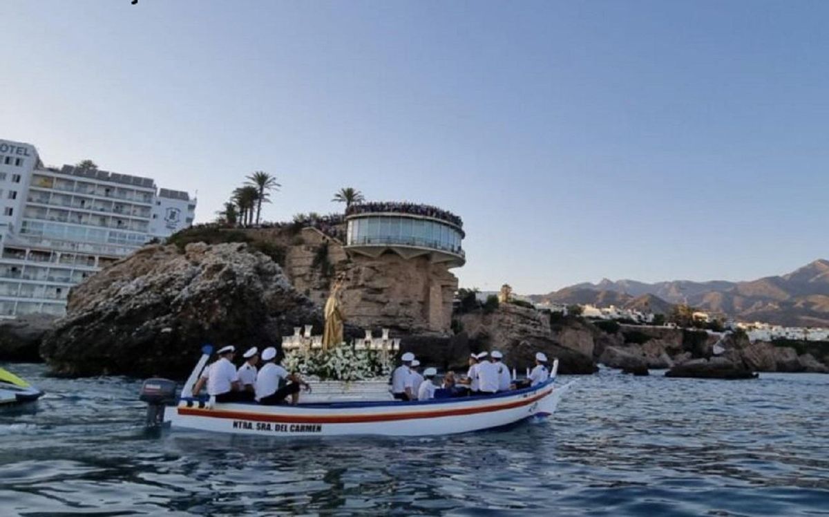 Procesion marinera de la Virgen el Carmen por el Balcón de Europa en Nerja.