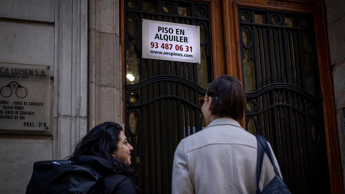 Cartel de alquiler en un portal de Barcelona, el mes pasado.