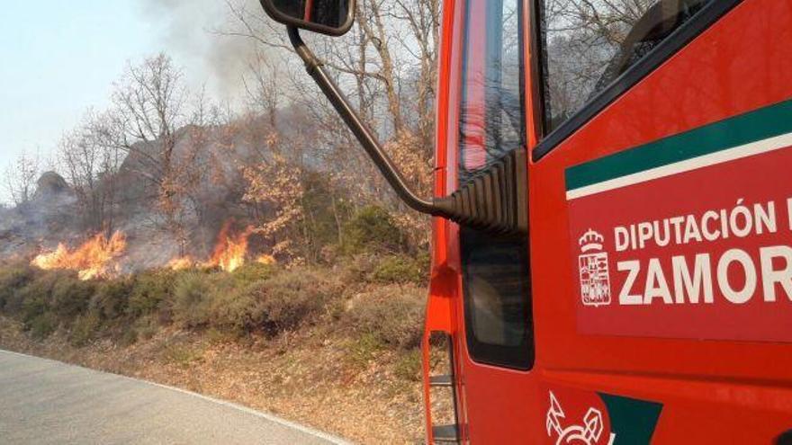 Los bomberos tratan de sofocar un incendio en Hermisende (Zamora)