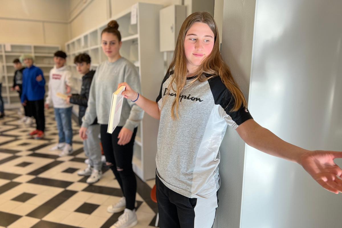 El final de la cadena humana a la nova biblioteca de Sant Joan de les Abadesses.