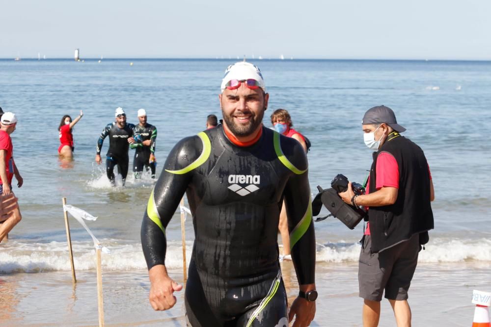 400 nadadores desafían a las aguas de Praia América. // Alba Villar