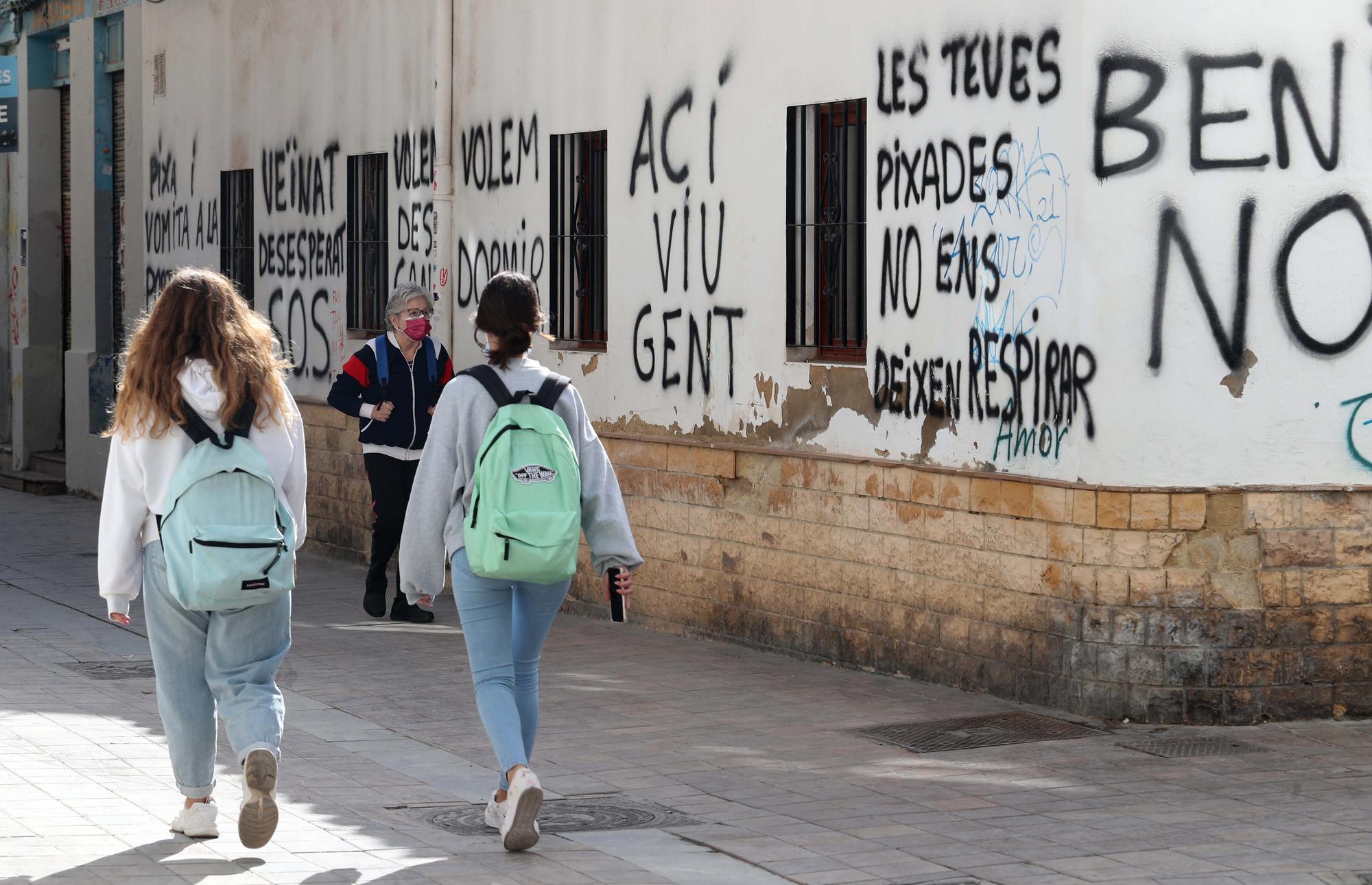 Benimaclet amanece con pintadas en contra de los botellones