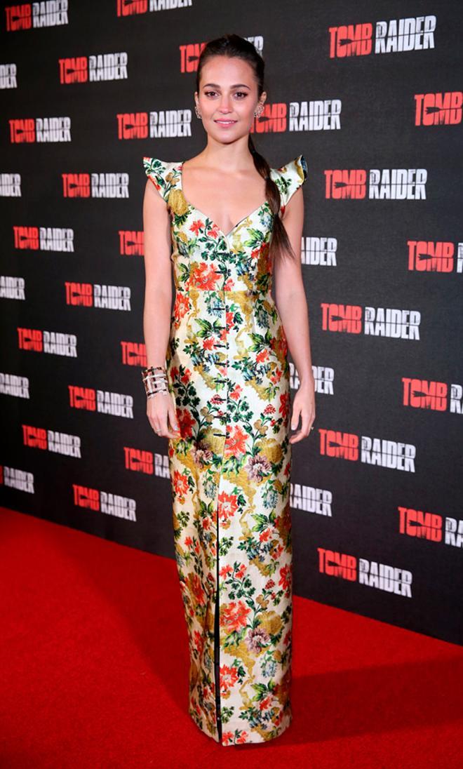 Alicia Vikander con vestido floral de Louis Vuitton en la presentación de 'Tomb Raider' en Londres