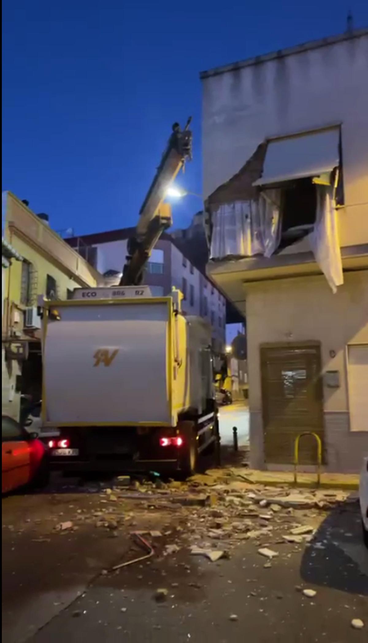 La grúa junto a la vivienda poco después del accidente