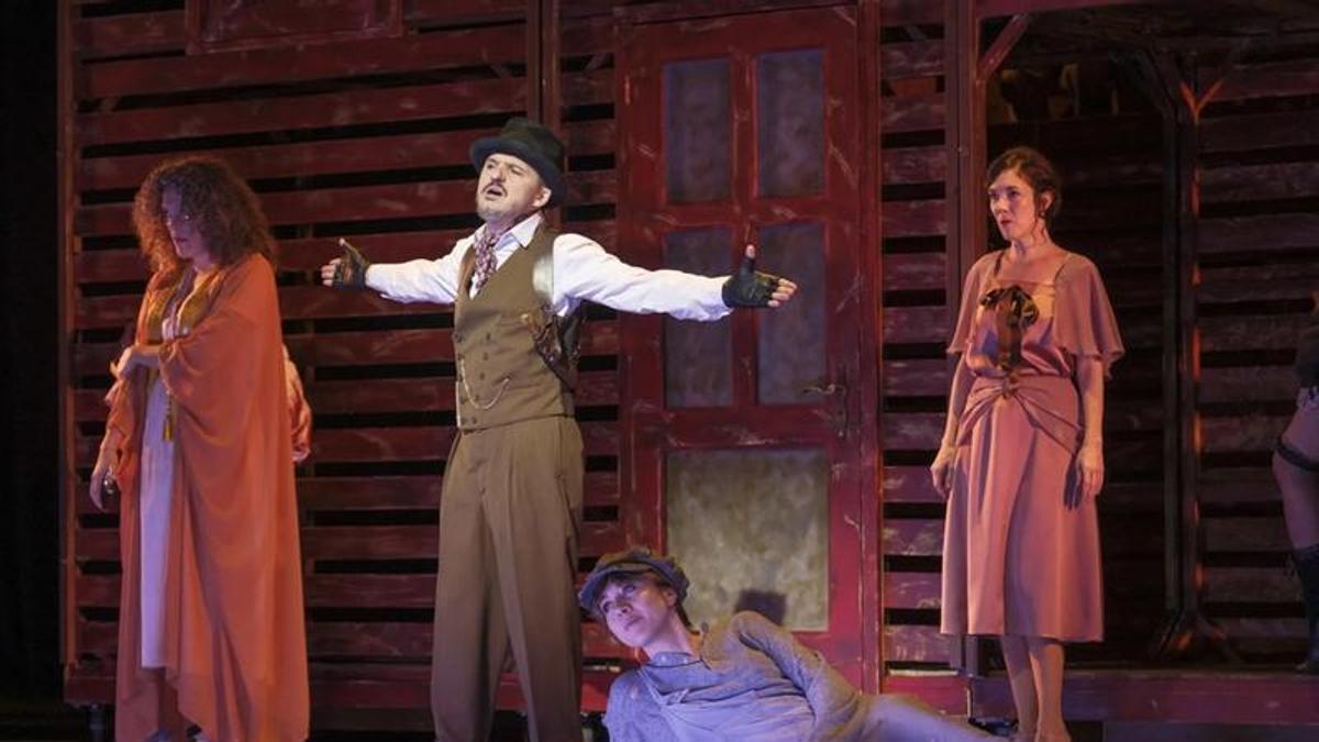 Coque Malla, en una escena de 'La ópera de los tres centavos'