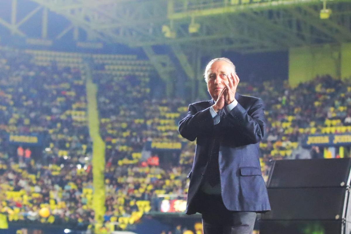 Fernando Roig, presidente del Villarreal, ha recibido un merecido homenaje junto a José Manuel Llaneza, éste a título póstumo, en la Fiesta del Centenario.