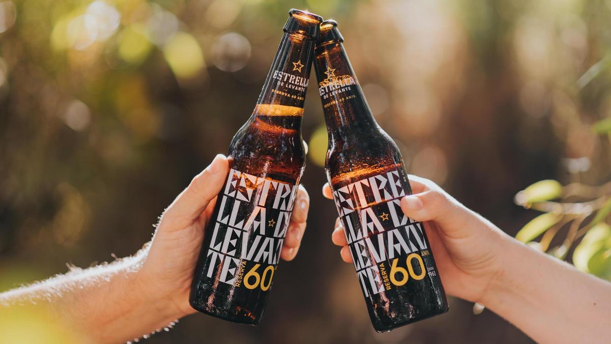 Dos personas brindan con botellines de Reserva 60.